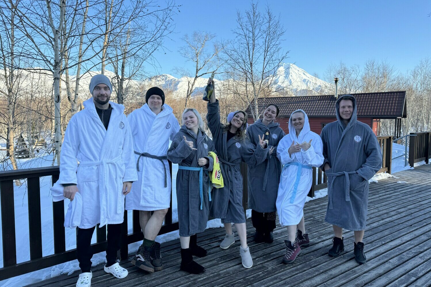 В Индии, начиная с детства, женский род ходит с точками на лбу. Кругом было тихо, как будто все вымерли...